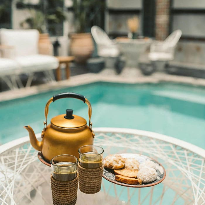 Thé marocain et pâtisseries au bord de la piscine