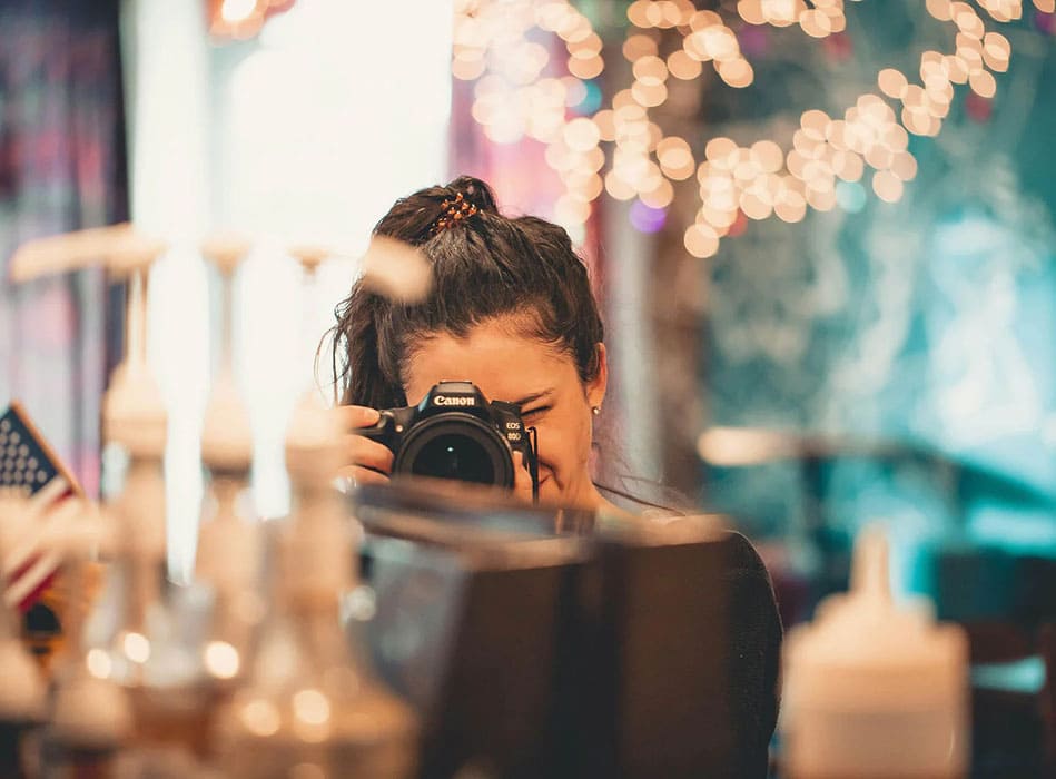 Maison Madeleines femme prenant une photographie