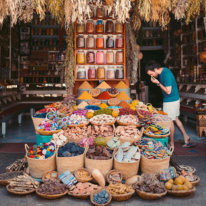 Étal de marché marocain avec épices, herbes et produits locaux