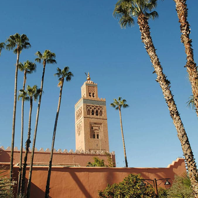 Minaret de la Koutoubia à Marrakech entouré de palmiers