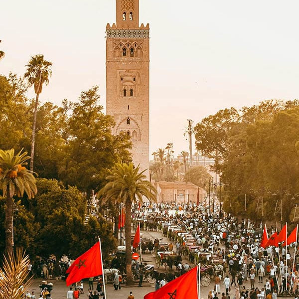 Place animée à Marrakech avec la Koutoubia