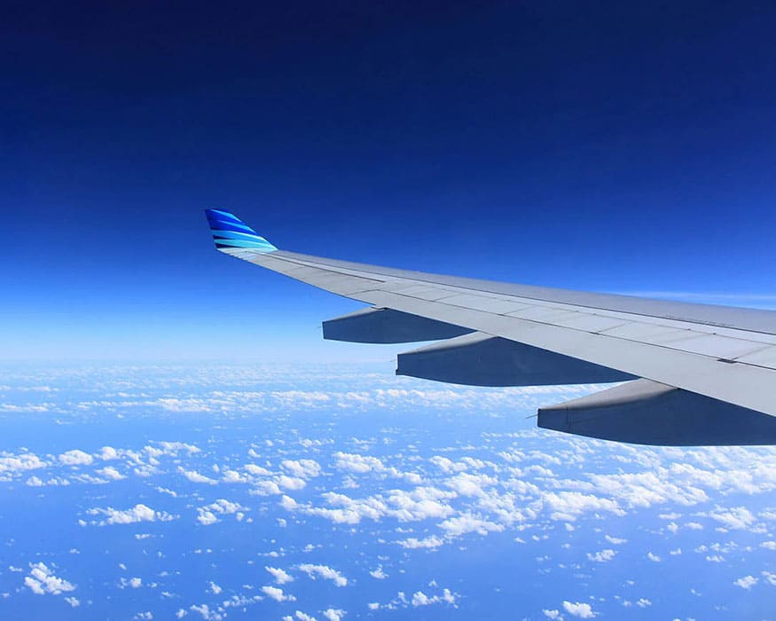 Vue aérienne d'un avion en vol au-dessus des nuages