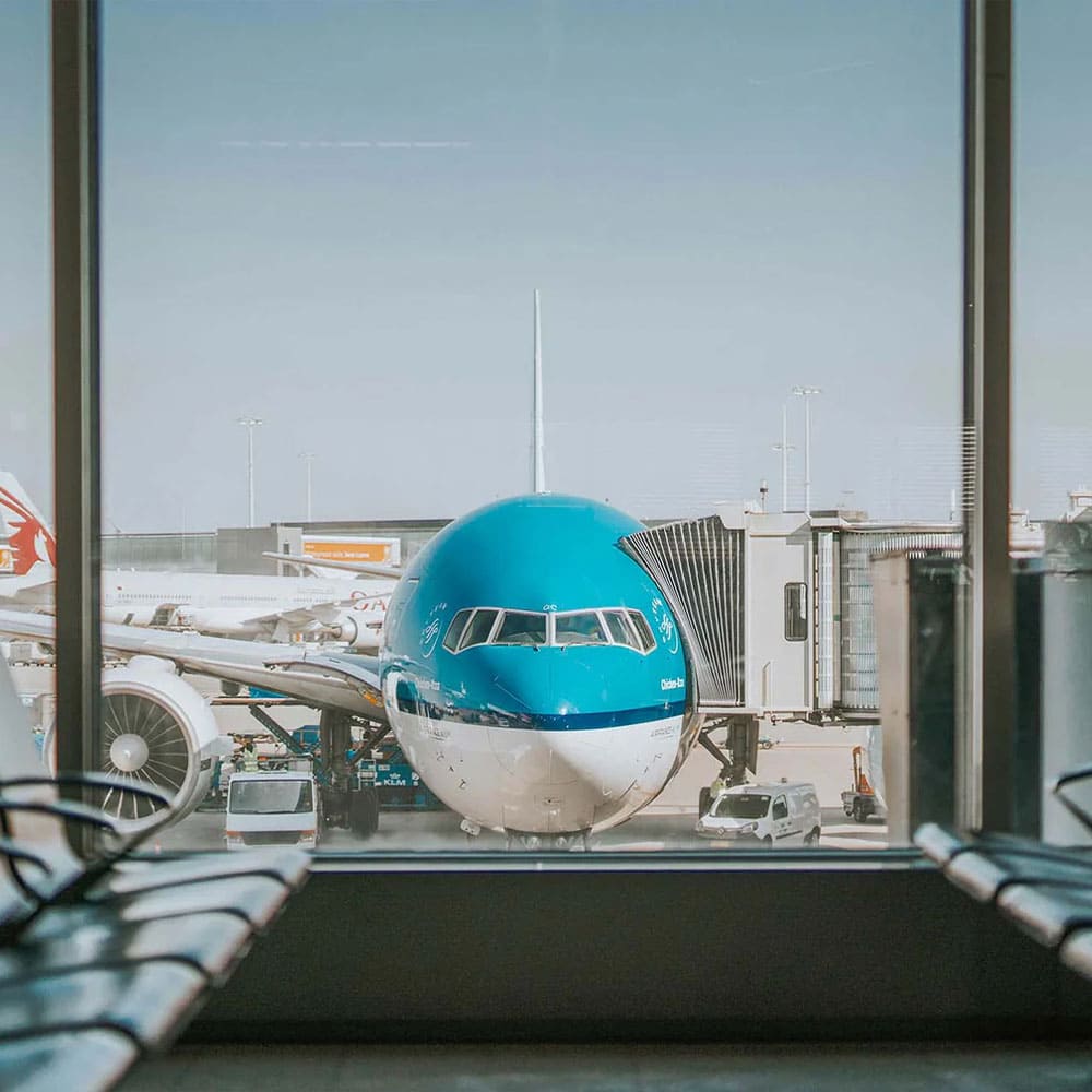 Vue d'un avion bleu garé à la porte d'embarquement à l'aéroport