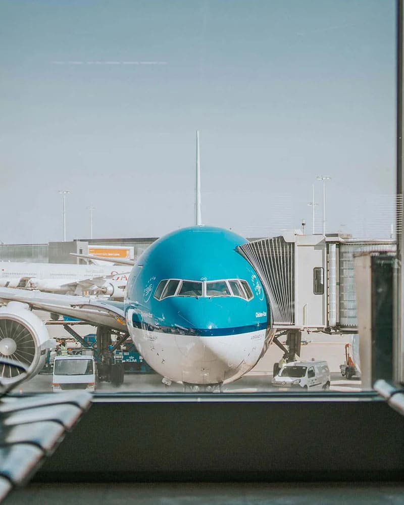 Avion bleu garé à la porte d'embarquement à l'aéroport