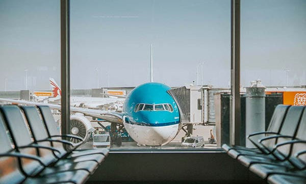 Vue d'un avion bleu garé à la porte d'embarquement à l'aéroport