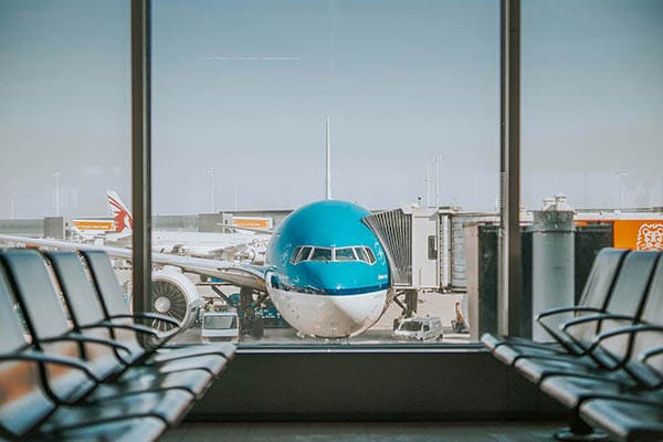 Vue d'un avion bleu garé à la porte d'embarquement à l'aéroport