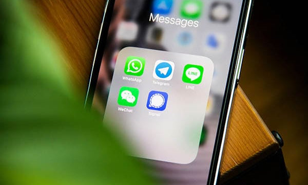 ecran de smartphone montrant des applications de messagerie