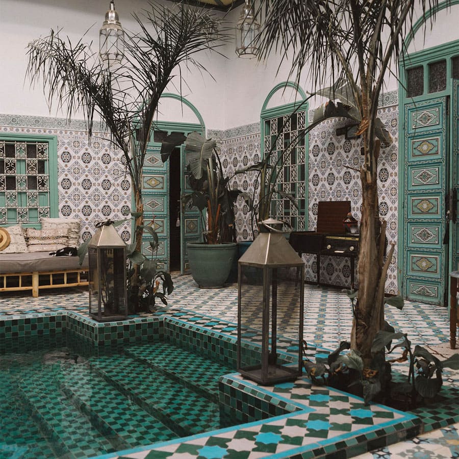 Cour intérieure avec bassin et décoration marocaine