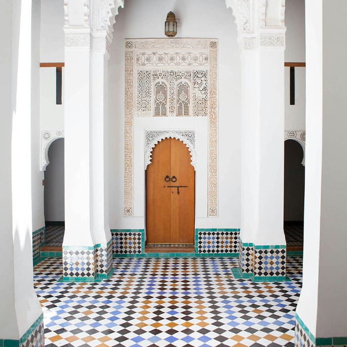 Cours intérieur coloré d'un riad traditionnel Marocain