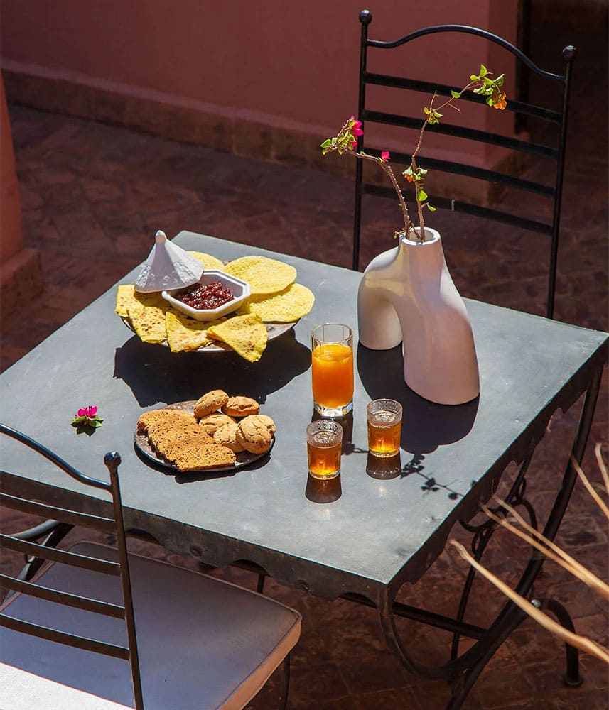 Petit-déjeuner avec thé et jus sur une table extérieure