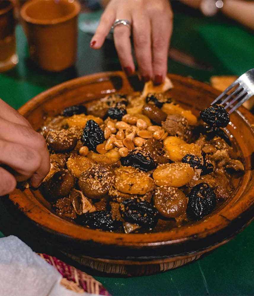 Repas marocain traditionnel partagé entre amis