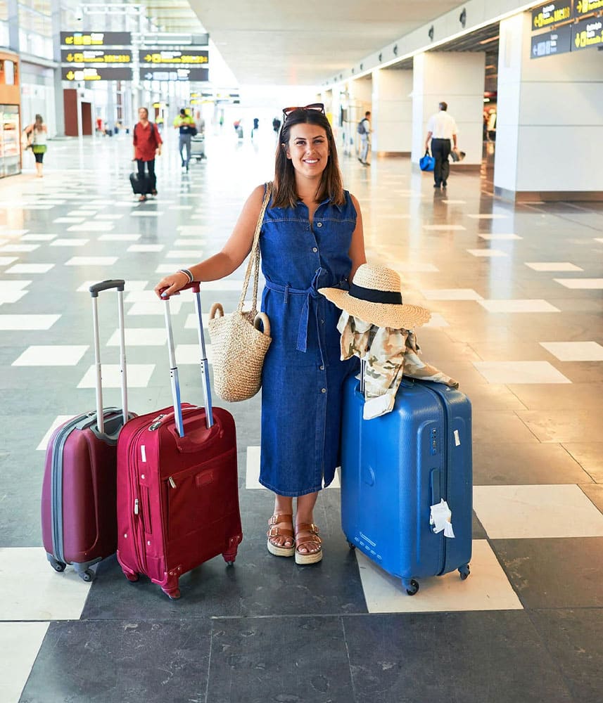 Femme avec bagages à l'aéroport, prête pour le voyage