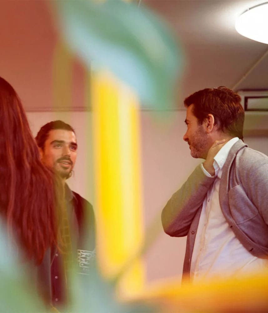 Discussion entre collègues dans un bureau