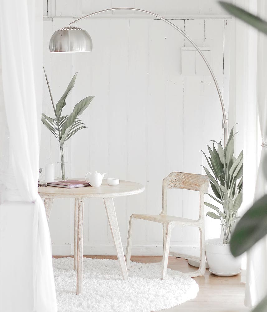 Coin salon minimaliste avec table en bois, chaise et plantes