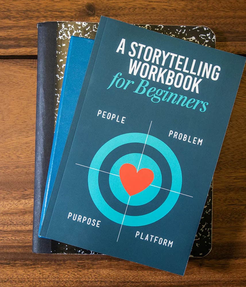 Livre Storytelling Workbook for Beginners sur une table en bois