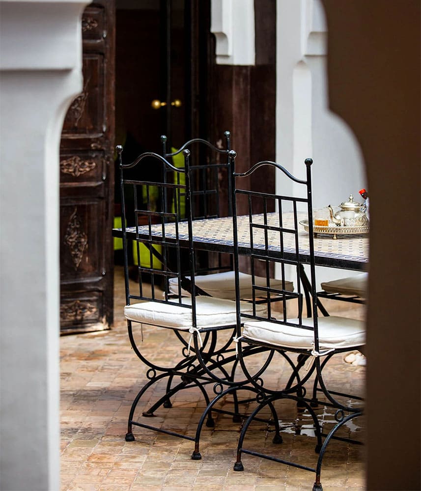 Table et chaises en métal dans une cour intérieure