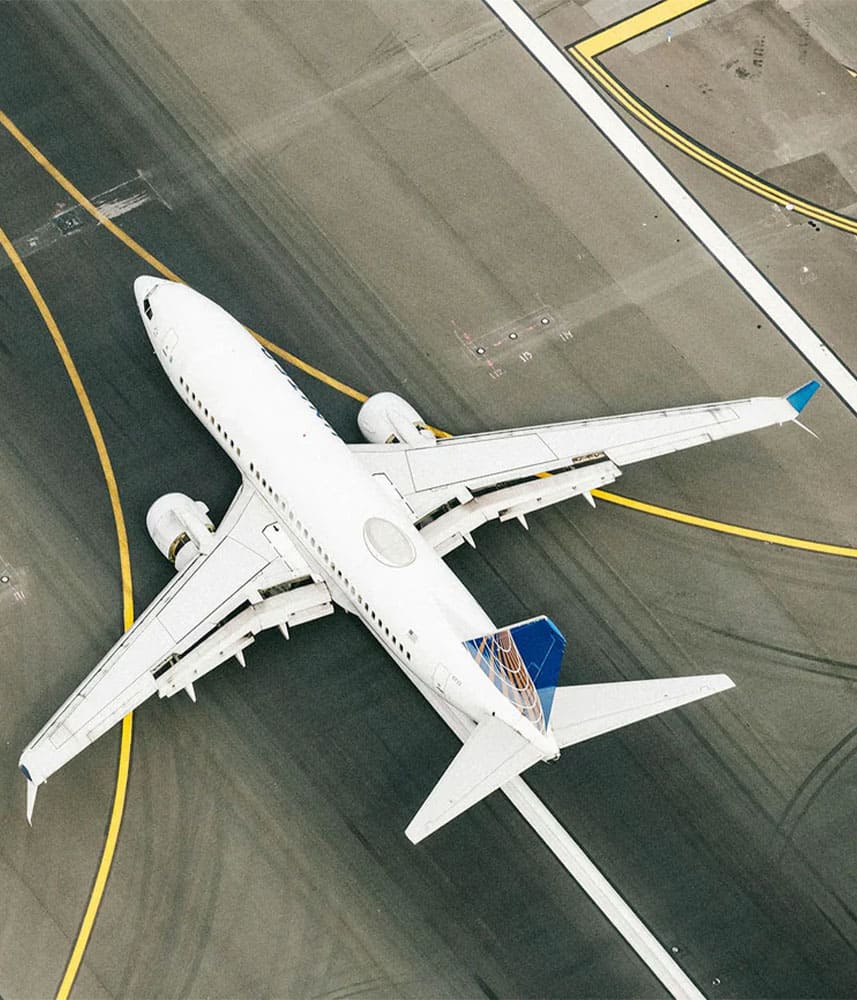 Avion prêt à décoller sur la piste