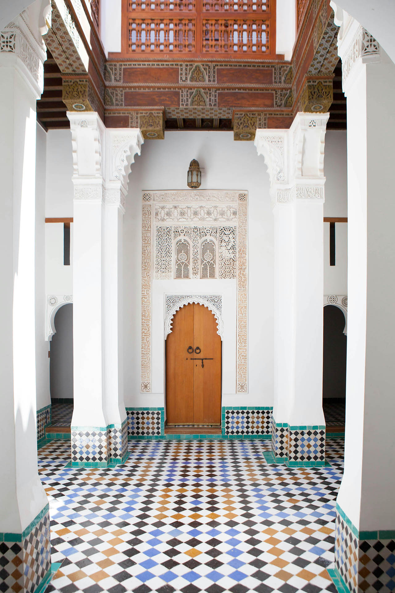 Cours intérieur coloré d'un riad traditionnel Marocain