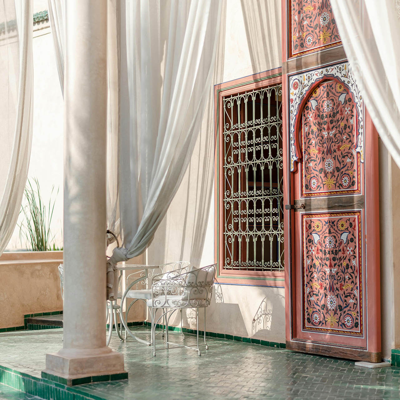 Cours extérieur d'un riad, porte traditionnelle coloré