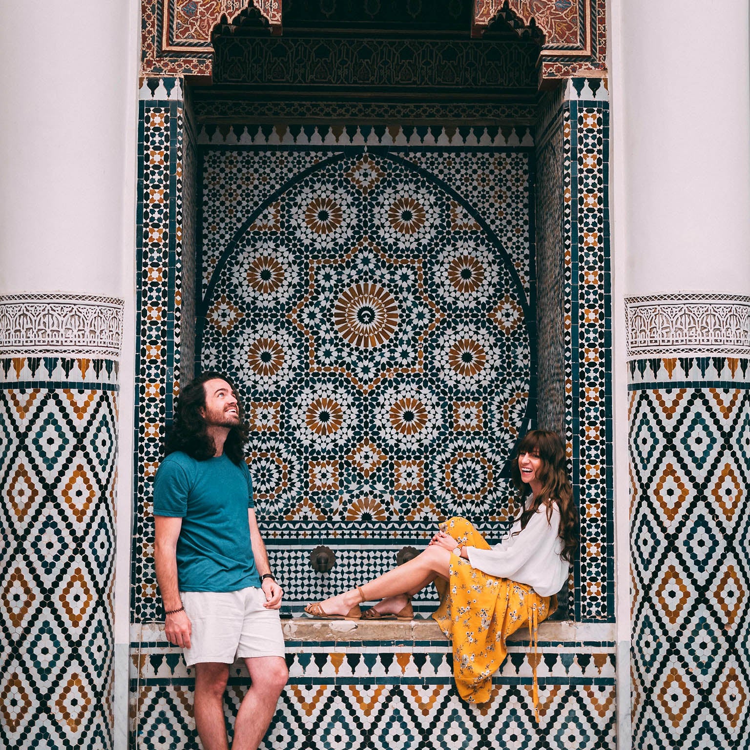 Deux personnes devant une mosaïque marocaine coloré