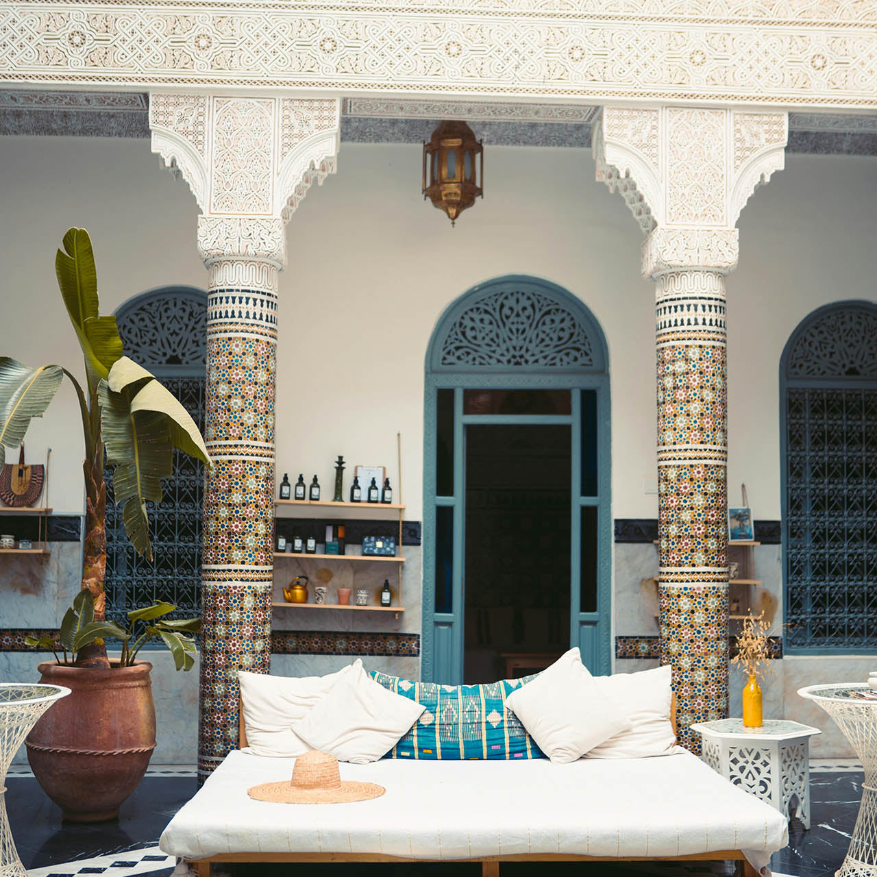 Piscine et transat dans un riad traditionnel marocain